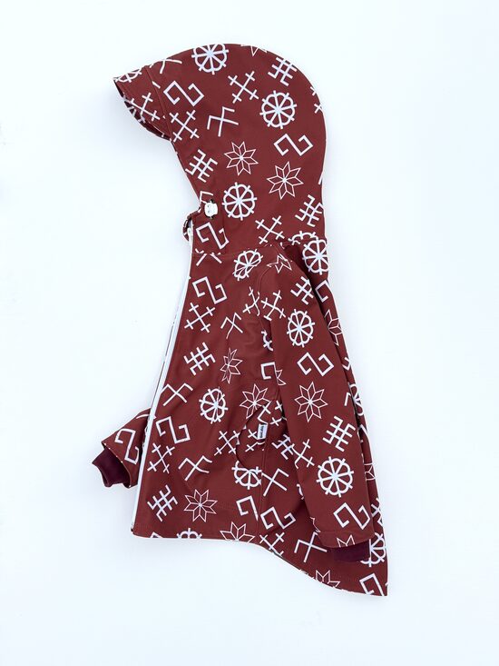 Bordo krāsas vējjaka ar latviešu spēka zīmēm